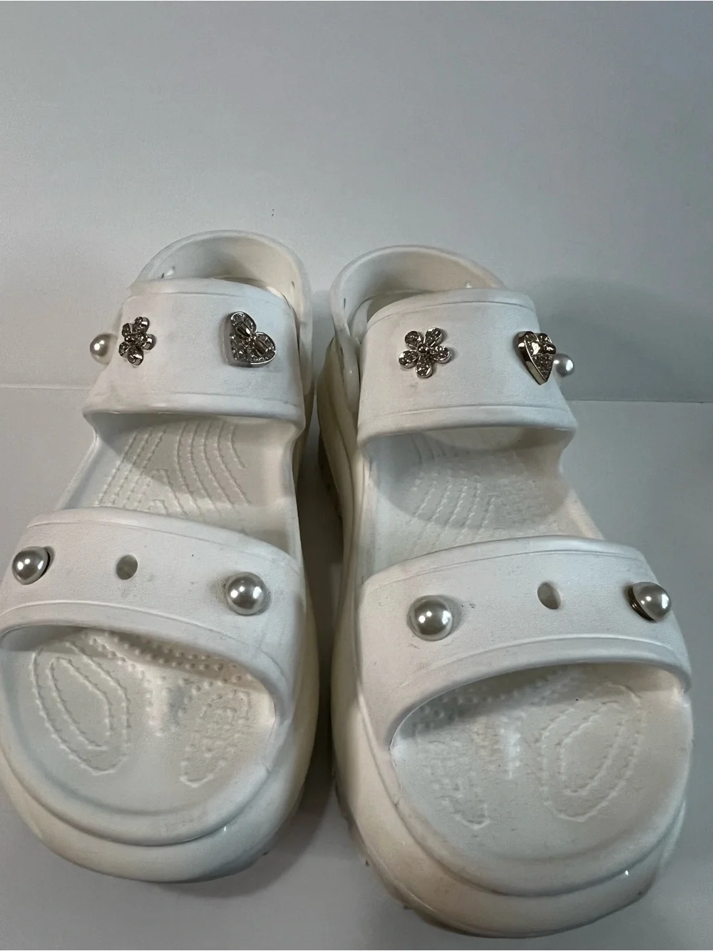 Crocs Mega Crush Platform Sandals White Pearl Flower Charm Chunky Comfort Slides